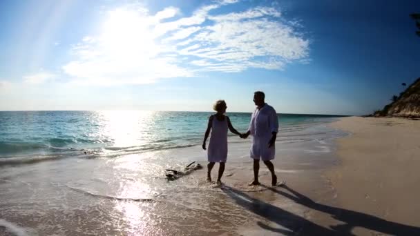 Silhuett av seniorer avkopplande på stranden utomhus Bahamas — Stockvideo