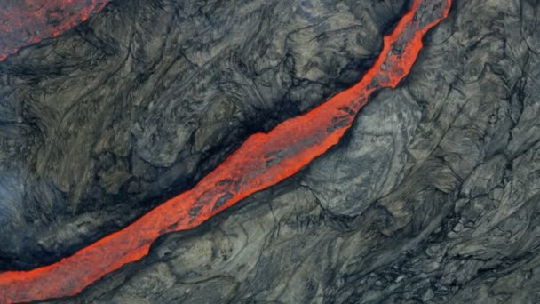 Luftaufnahme des brodelnden Vulkans mit roter heißer Flüssigkeit — Stockvideo