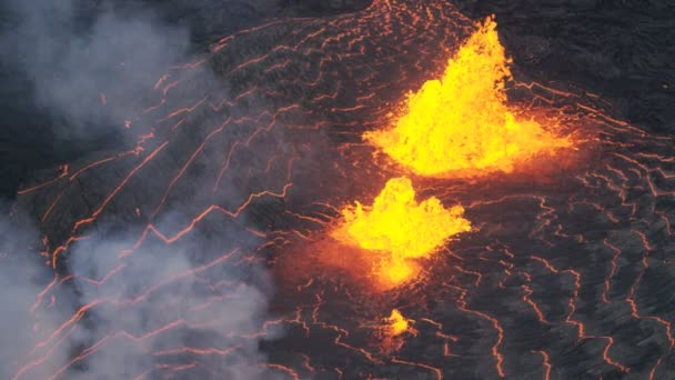 Fuentes de vista aérea de lava caliente roja natural — Vídeos de Stock