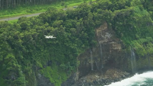Vista aérea de la costa aviones pequeños y cascadas Hawaii — Vídeos de Stock