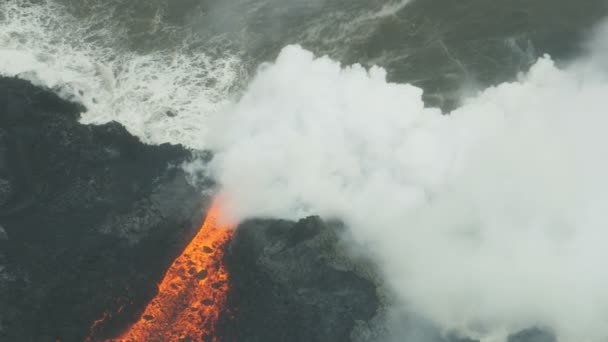 Fluß von heißem Magma Ozeandampf aus der Luft — Stockvideo
