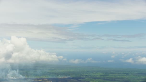 Вид с воздуха вулканическая лава Килауэя, впадающая в Тихий океан — стоковое видео