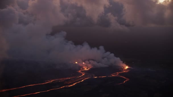 Luchtfoto rivieren van hete magma open spleten — Stockvideo