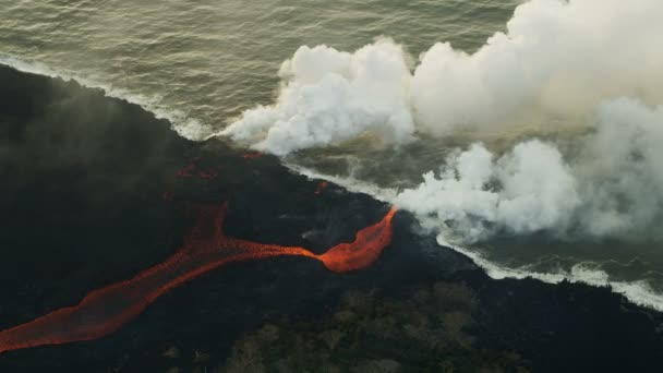 Vista aérea lava caliente roja que vierte en el Pacífico — Vídeo de stock