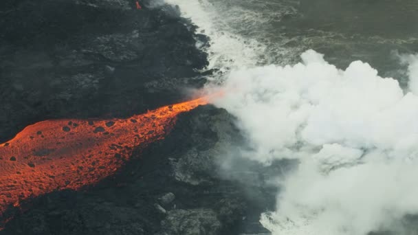 Vue aérienne vapeur chaude d'océan de lave montant Hawaï — Video