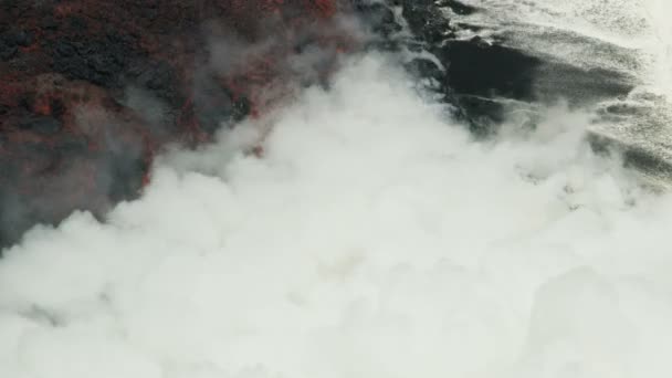Воздушная река активной вулканической лавы, текущей в сторону моря — стоковое видео