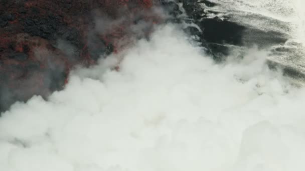 Rio aéreo de lava vulcânica ativa que flui o seaward — Vídeo de Stock