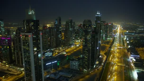 Flygburna ljusskyskrapor Sheikh Zayed road Dubai — Stockvideo