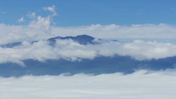 Daleki widok z lotu ptaka na Obserwatorium Mauna Kea — Wideo stockowe