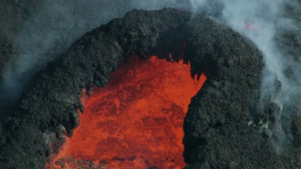 Luftaufnahme glühendes Magma aus der Erdkruste — Stockvideo