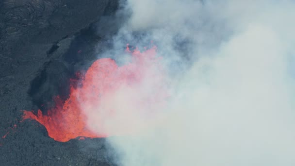Горячий воздушный кипящий магматический токсичный газ действующий вулкан — стоковое видео