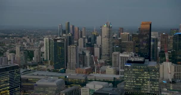 Vista aérea al atardecer rascacielos luces horizonte de Melbourne ciudad — Vídeos de Stock
