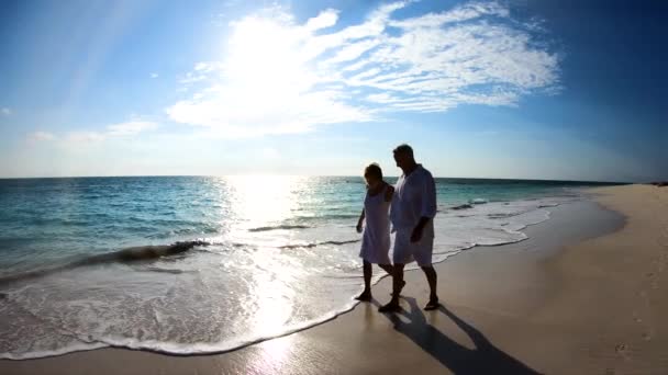 Silhuett av äldre par kylning på stranden Bahamas — Stockvideo