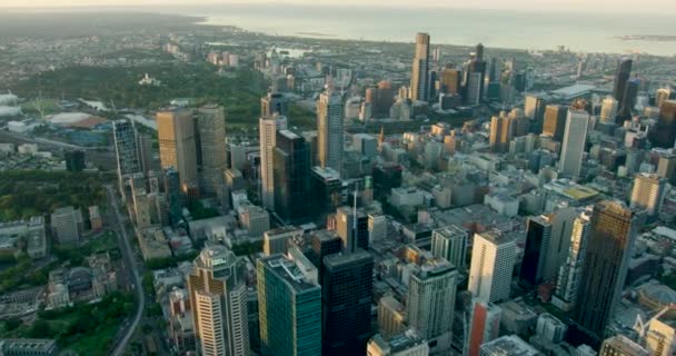 Letecký pohled Melbourne CBD do Port Phillip Bay — Stock video