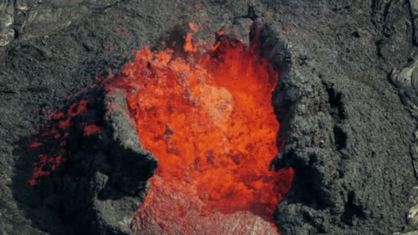 Воздушный обзор Земли сила природы ярости расплавленной лавы — стоковое видео
