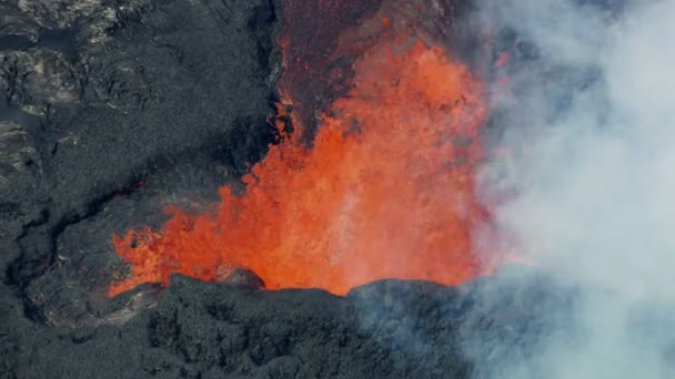 Antena de gases de azufre tóxicos de lava fundida escapando — Vídeos de Stock