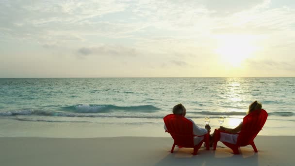 Milující starší americký pár bezstarostný spolu Bahamy dovolená