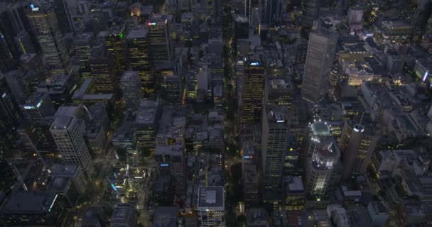 Letecký výhled na západ slunce Melbourne město osvětlené komerční mrakodrapy — Stock video