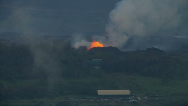 Luchtfoto commerciële site actieve vulkaan Hawaï Verenigde Staten — Stockvideo