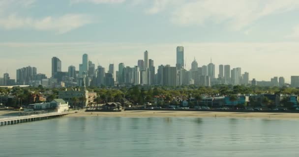 Luchtfoto zonsopgang uitzicht Albert Park gebouwen aan het strand Melbourne — Stockvideo