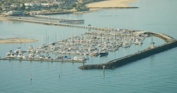 Luchtfoto zonsopgang uitzicht St Kilda Pier jachthaven Melbourne — Stockvideo