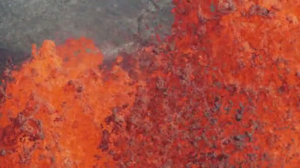 Повітряний вигляд киплячий червоний гарячий магматичний активний вулкан — стокове відео