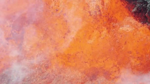 하늘에서 내려다본 붉은 뜨거운 용암 분수들 — 비디오