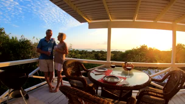 Coppia matura rilassante sulla terrazza al tramonto Bahamas — Video Stock