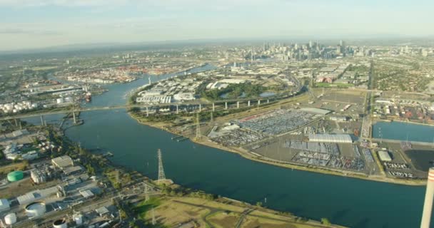 Letecký výhled na západ slunce Melbourne cityscape a řeku Yarra — Stock video