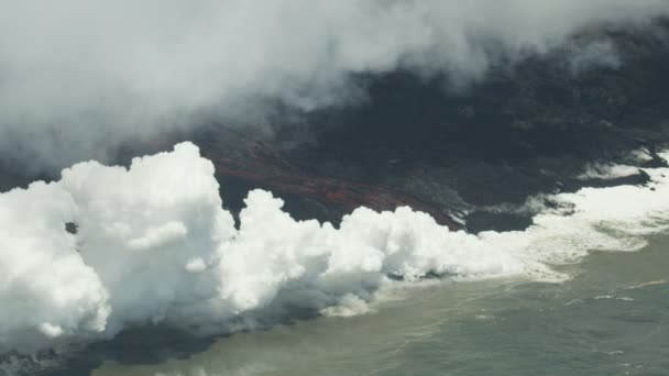 Letecký pohled řeka sopečné lávy tekoucí po moři — Stock video