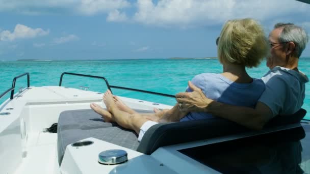 Gezond senior Kaukasisch paar zeilen oceaan Caribische locatie — Stockvideo