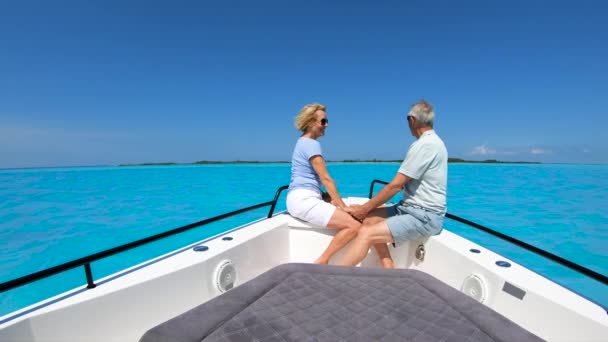 Loving Caucasian senior travelers sailing on yacht Bahamas — Stock Video