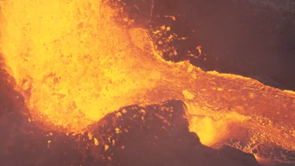 Luchtfoto van actieve vulkaan die rood heet magma uitbarst — Stockvideo