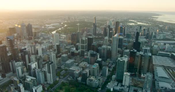 Vue aérienne sur le lever du soleil Melbourne CBD avec éruption solaire — Video