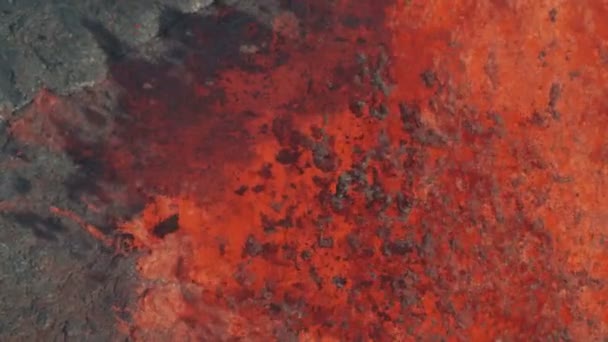 Vista aérea lava fundida caliente roja volcán en erupción — Vídeo de stock