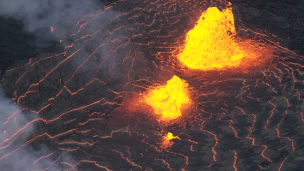 Luchtfoto fonteinen van natuurlijke rode hete lava — Stockvideo