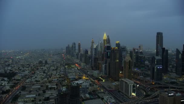 Letecký soumrak panoramatický pohled na město Mrakodrapy Dubaj — Stock video
