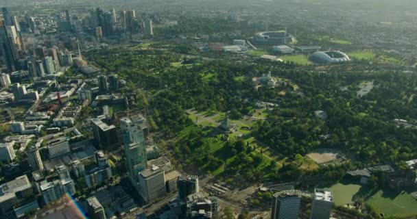 Letecký pohled na východ slunce Vládní dům Kings Domain Melbourne — Stock video