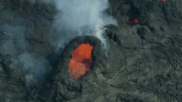 공중에서 보면, 지구 표면에서 흐르는 뜨거운 마그마 — 비디오