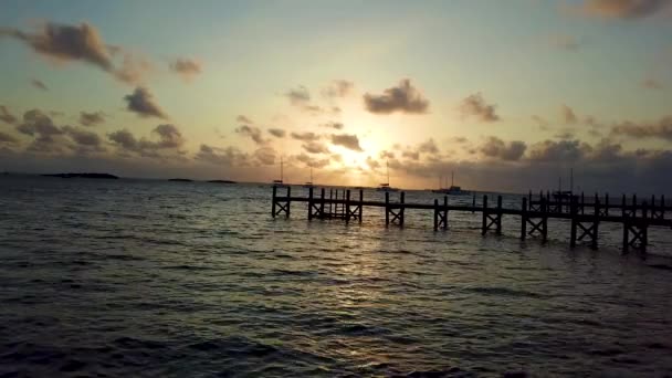 Aérea de embarcadero y océano al atardecer Bahamas — Vídeos de Stock