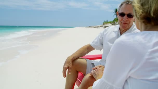 高齢者はバハマのビーチで凍える引退を過ごす — ストック動画