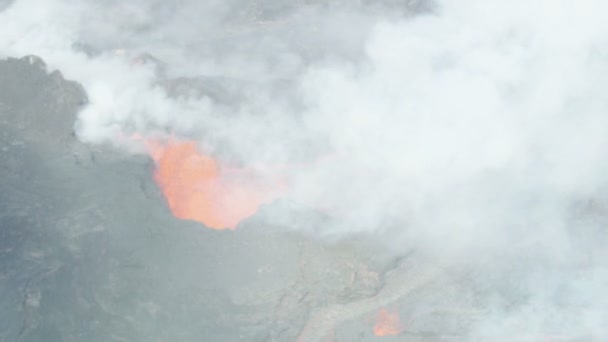 Kızıl kızgın magma püsküren aktif volkan havası. — Stok video