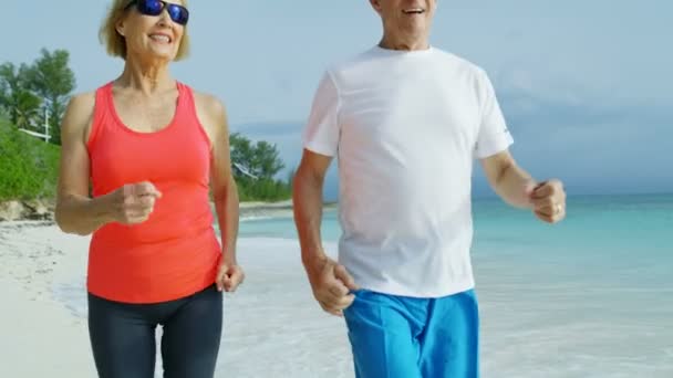 Fit couple caucasien puissance marche sur la plage des Caraïbes — Video