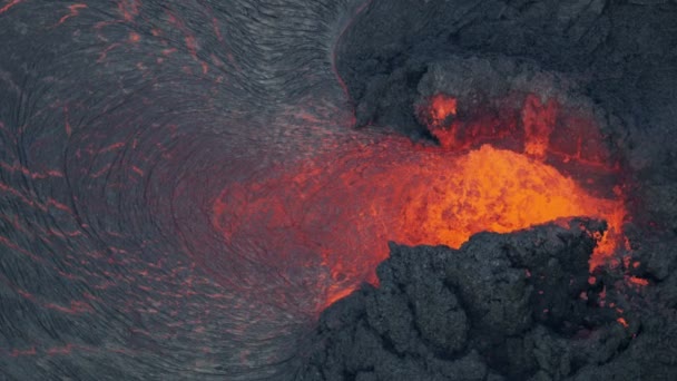 Vista aérea do poderoso vulcão vermelho magma quente — Vídeo de Stock