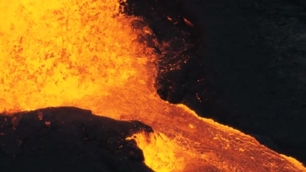 लाल गर्म ज्वालामुखीय मैग्मा का हवाई दृश्य बह रहा है — स्टॉक वीडियो