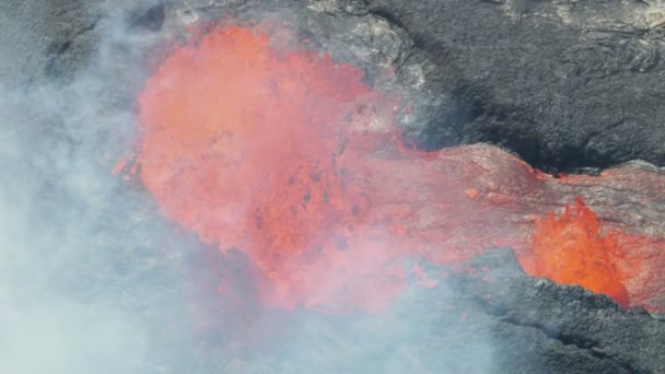 Luchtfoto rood heet magma van aardkorst — Stockvideo