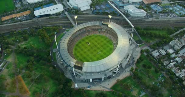 Vista aérea do pôr do sol Melbourne Cricket Ground e ferroviária — Vídeo de Stock