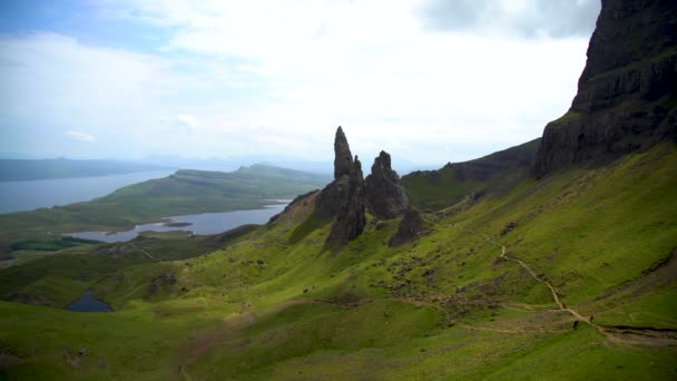 Viajantes ponto de vista Scotlands Old Man of Storr Reino Unido — Vídeo de Stock