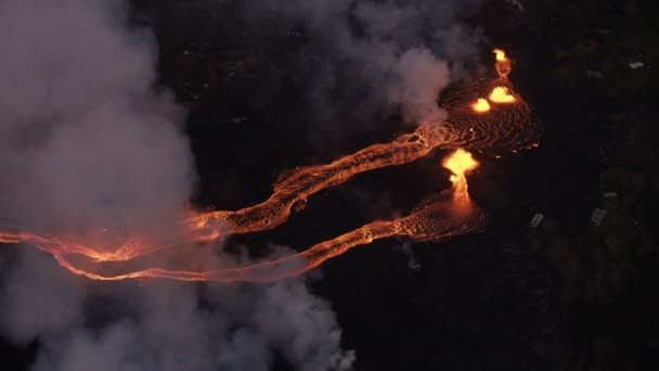 Aerial view hot lava from active volcanic fissures — Vídeo de stock