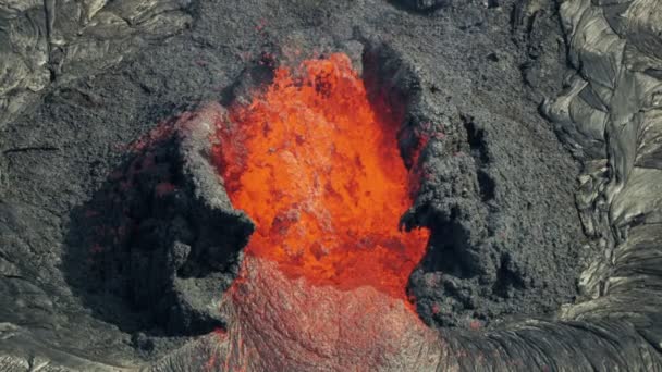 Vista aérea magma rojo caliente de la corteza terrestre — Vídeo de stock